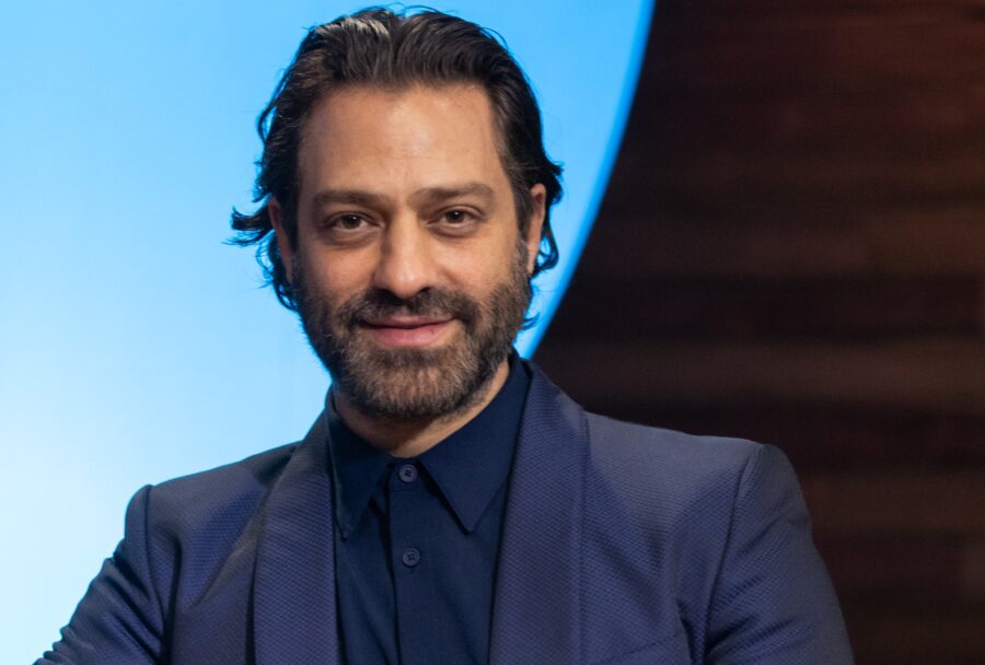 Ari Borovoy, cantante, productor y nuevo tiburón en Shark Tank México 10, combina creatividad artística con visión empresarial desde BoBo Producciones | Imagen: Shark Tank | Sony Channel