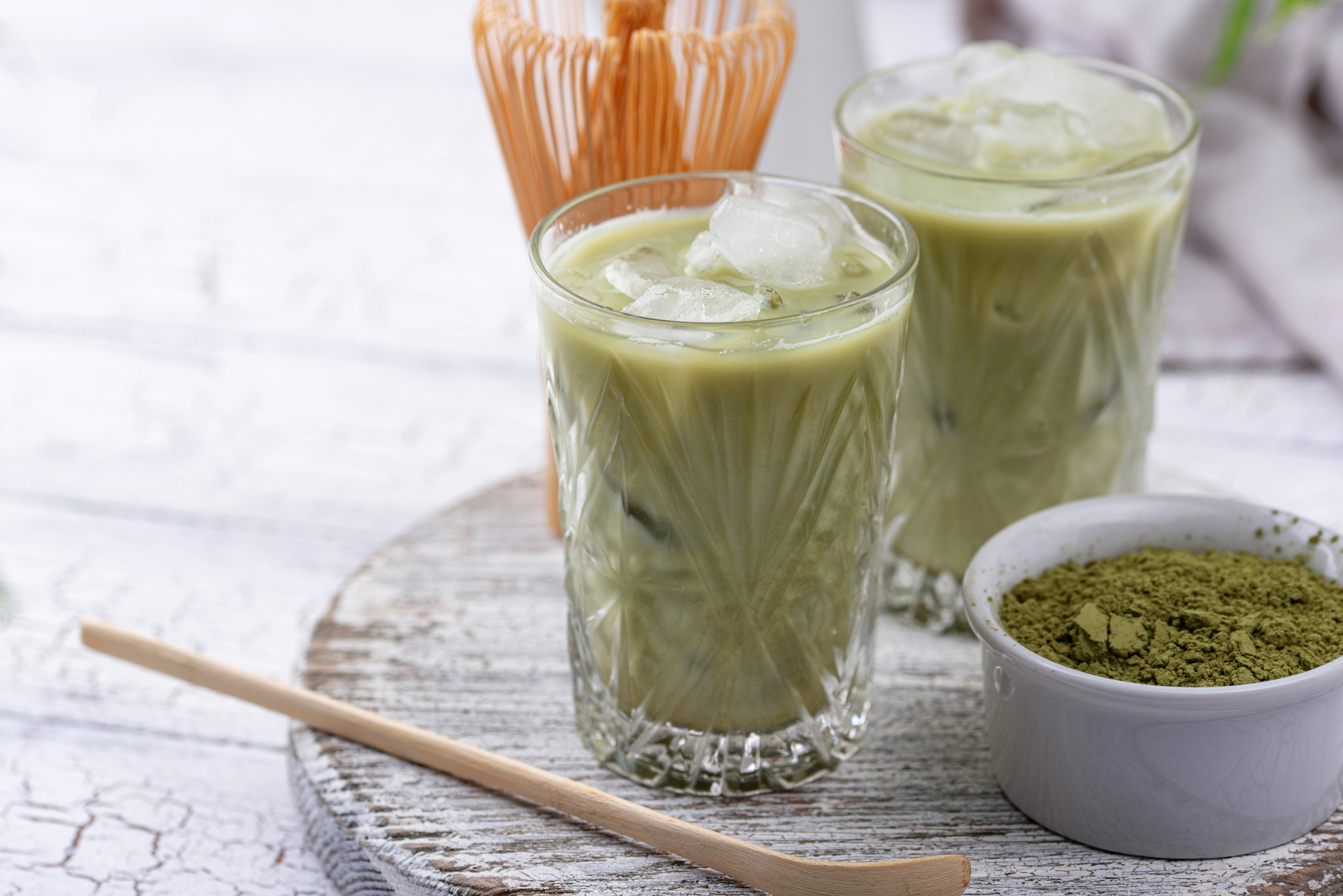 Demanda histórica de matcha dispara precios y agota producción.