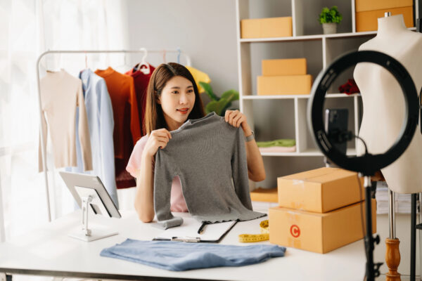 Guía completa para vender con Live Commerce: crece tu negocio con comercio en vivo en TikTok e Instagram