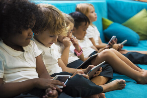 IA en las aulas: el desafío de educar a los “nativos digitales” de la inteligencia artificial IA en las aulas: el desafío de educar a los “nativos digitales” de la inteligencia artificial