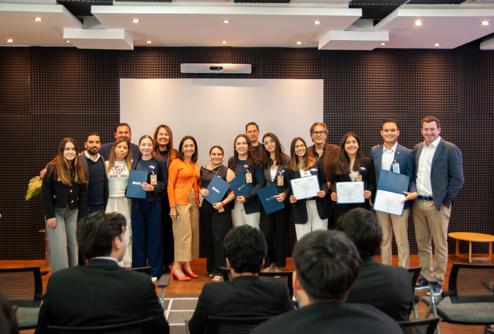 Estudiantes ganaron el reto nacional con la propuesta Danone Neighborhoods.