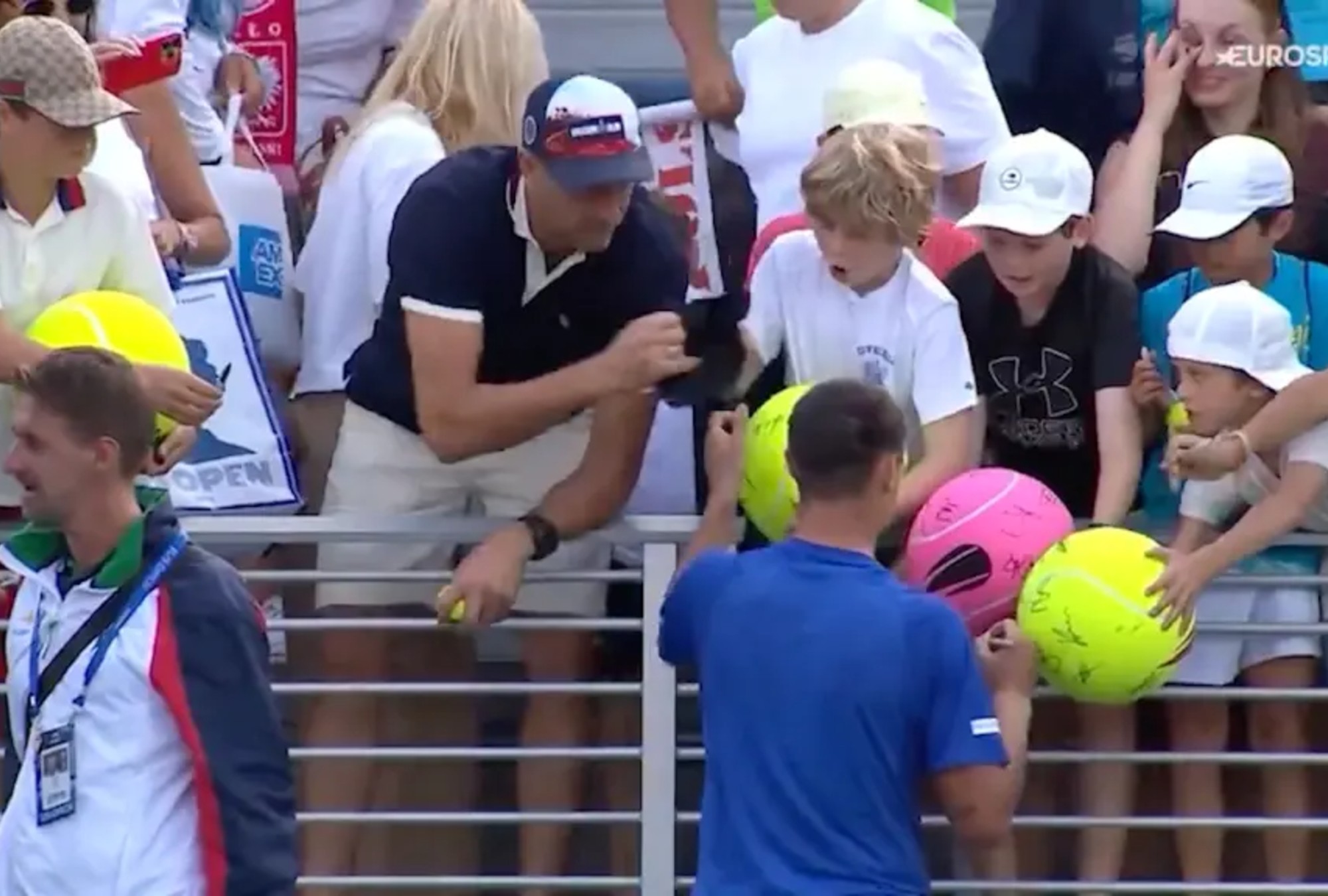 CEO millonario criticado por arrebatar recuerdo a niño.