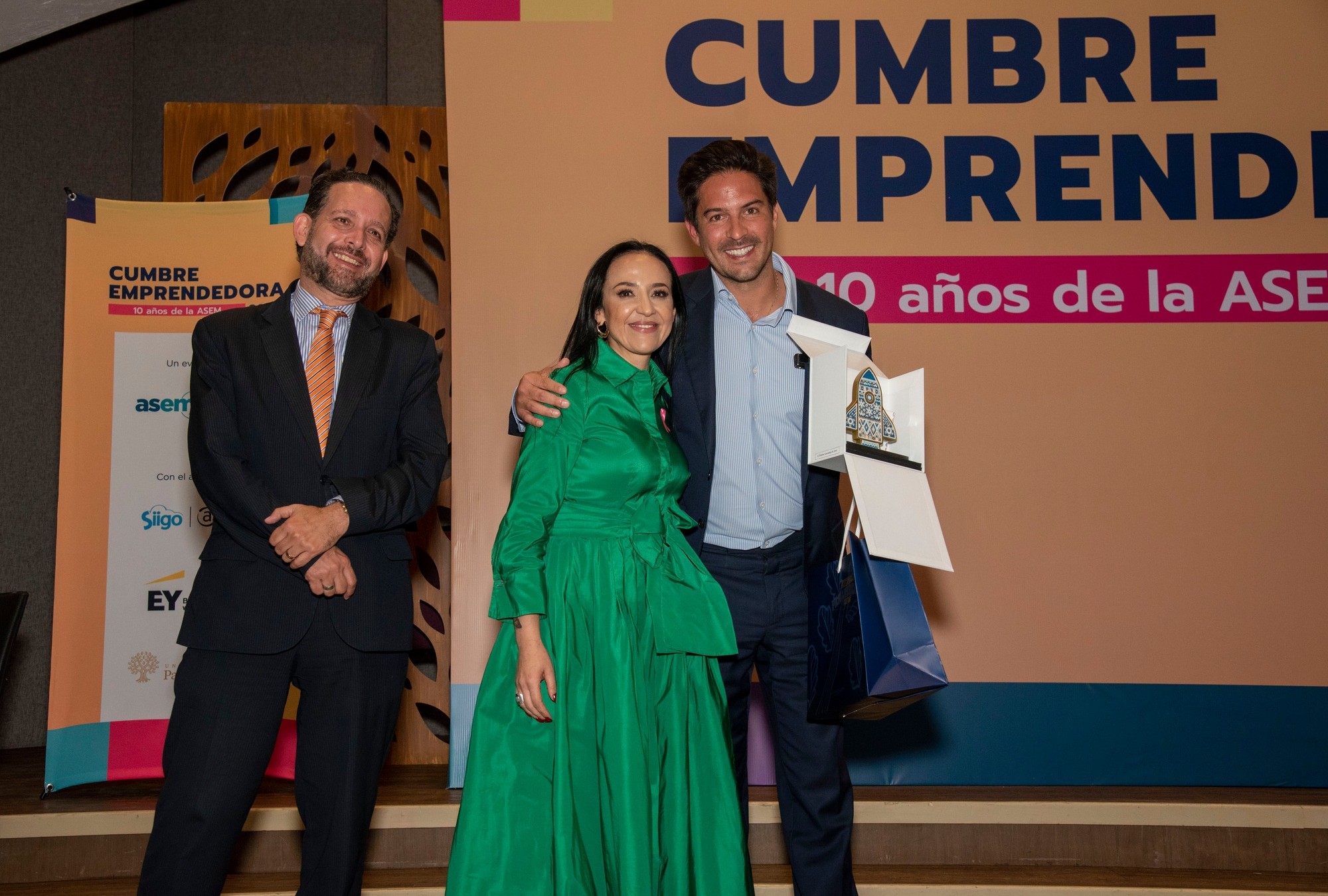 Víctor González “Dr. Simi” recibe el Premio Legado al Impulso Emprendedor de la ASEM.