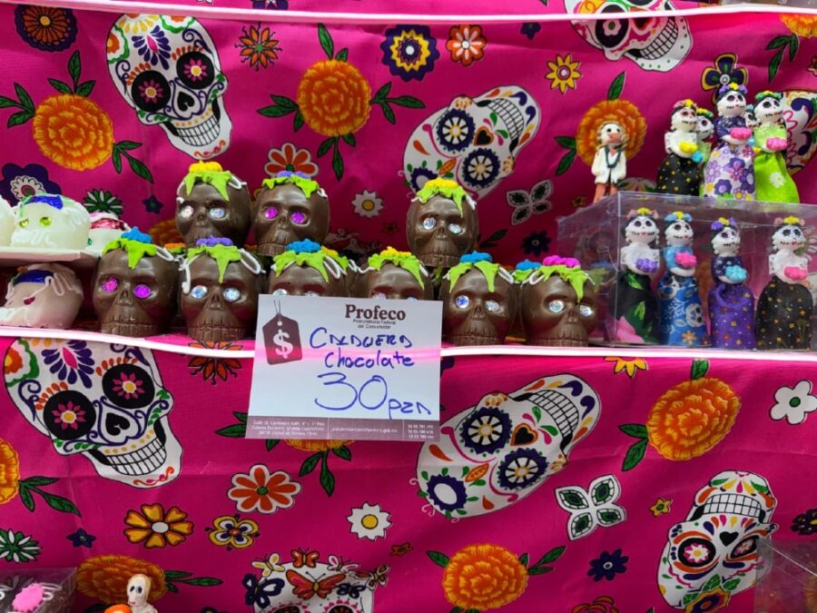 La Profeco mantiene vigilancia en todo México durante el Día de Muertos, supervisando precios y calidad de productos como velas, flores y pan de muerto, para evitar abusos a los consumidores | Imagen: Profeco