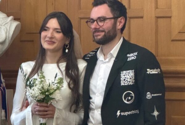 Emprendedor financia su boda vendiendo logos de startups en su traje
