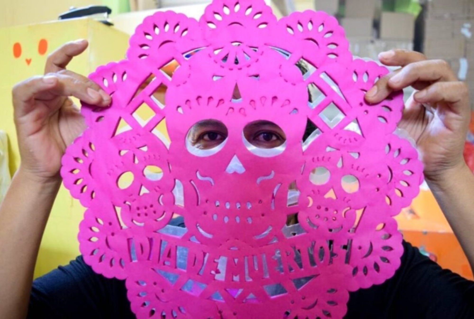 El alma del Día de Muertos se corta a mano: el papel picado de Huixcolotla.