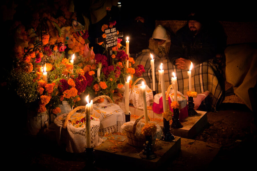 Entre velas y flores, Pátzcuaro reafirma su lugar como símbolo del Día de Muertos | Imagen: Depositphotos.com