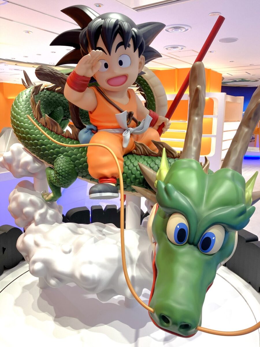Figura imponente de Goku y el dragón Shenron al ingreso de la tienda oficial de Dragon Ball en Tokio | Imagen: Dragon Ball Store Tokyo