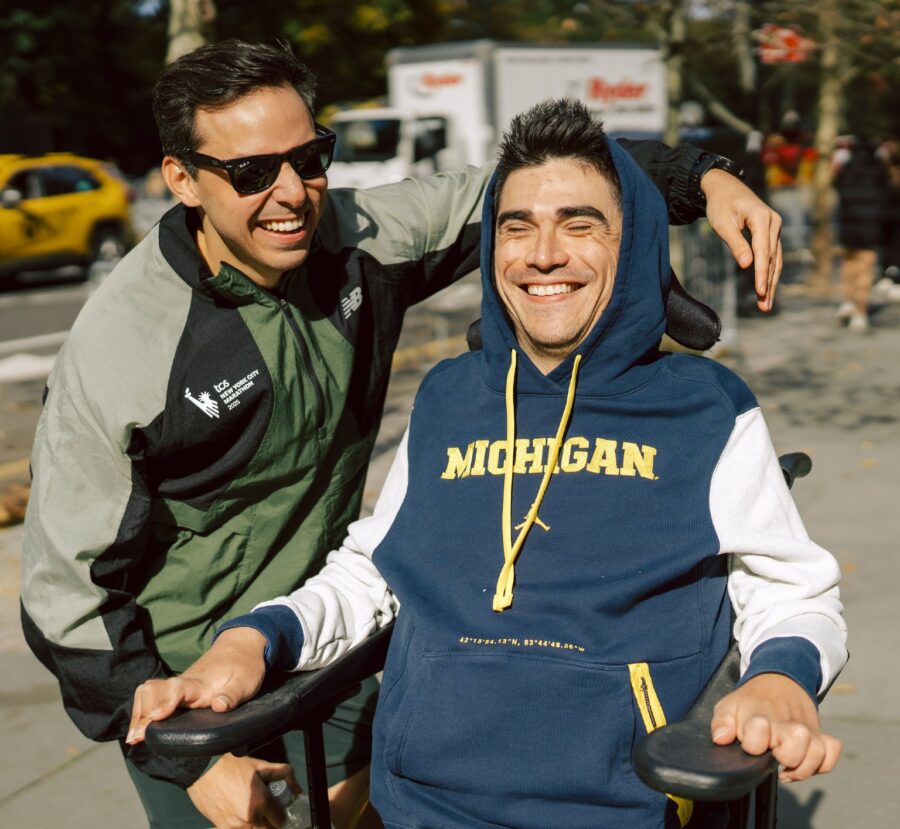 La carrera de la vida: dos amigos, una silla de ruedas y un maratón imposible | Imagen: Cortesía