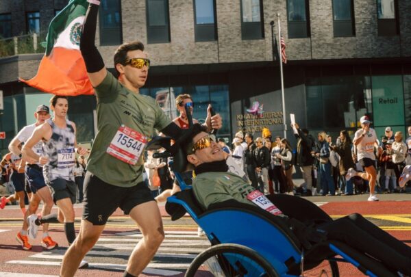La carrera de la vida: dos amigos, una silla de ruedas y el maratón de NY