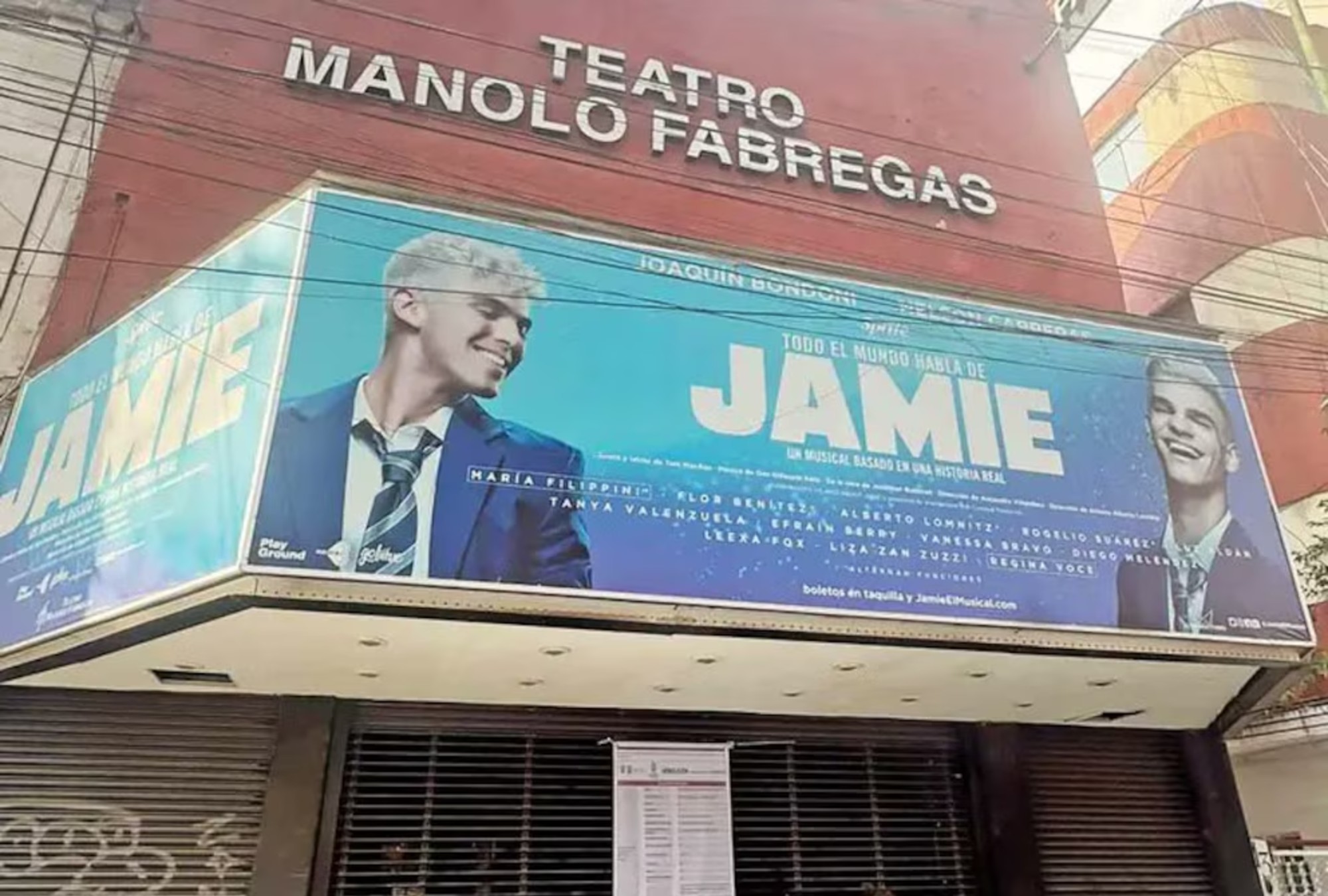 Vecinos de la San Rafael ven en la desaparición del Teatro Manolo Fábregas.