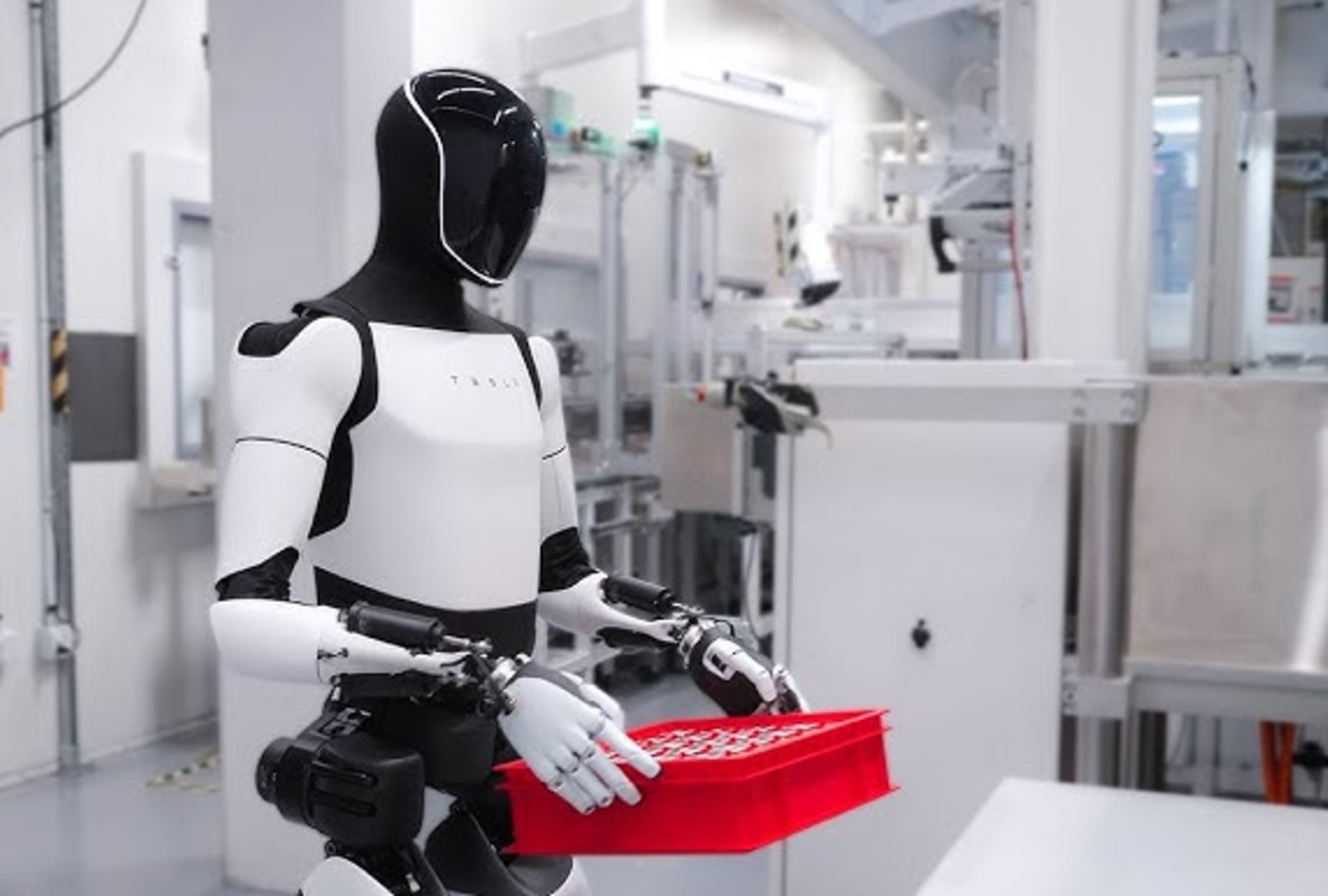 El robot Optimus aún está en fase de desarrollo, pero Tesla ya lo presenta como su producto más importante a futuro.