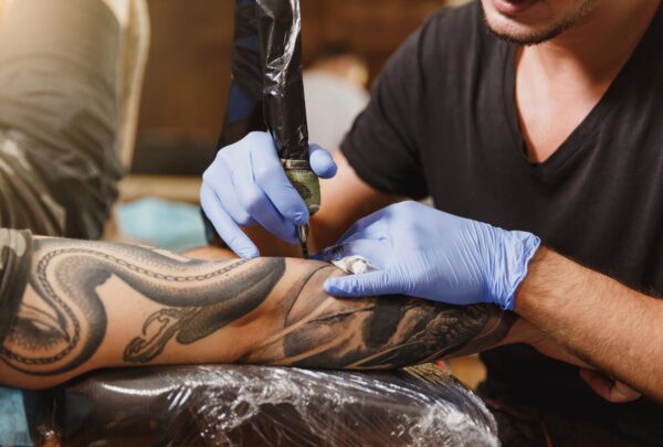 La tinta de tatuaje puede alterar la respuesta a vacunas y afectar al sistema inmune: estudio