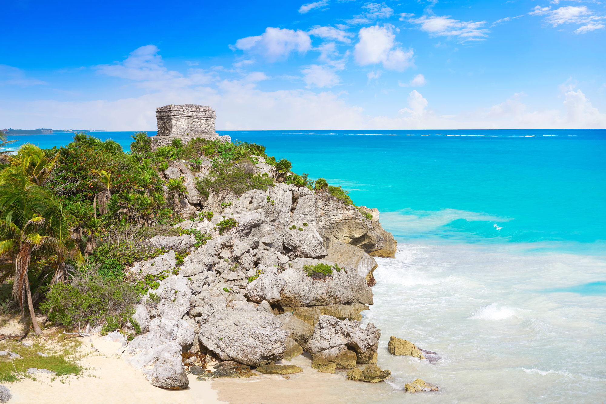 Playa costera de Tulum con acceso público habilitado como parte del plan de 128 acciones.