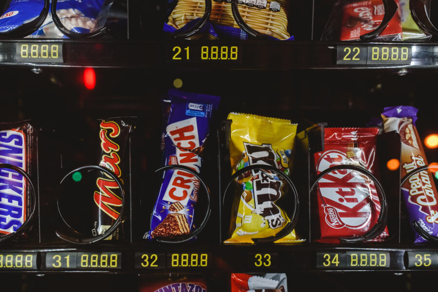 Máquina expendedora de snacks y bebidas lista para instalar en un corporativo en la Ciudad de México | Imagen: Depositphotos.com