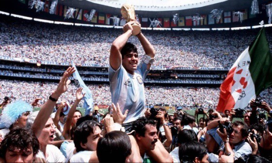 Maradona levanta por Argentina la Copa de Campeón del Mundial de Fútbol México 86 | Imagen: FIFA