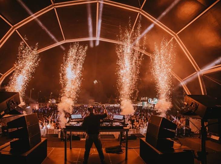 El ‘DJ Priest’ ofrece un show bajo la estatua del Cristo Redentor en Río de Janeiro | Padre Guilherme vía Instagram