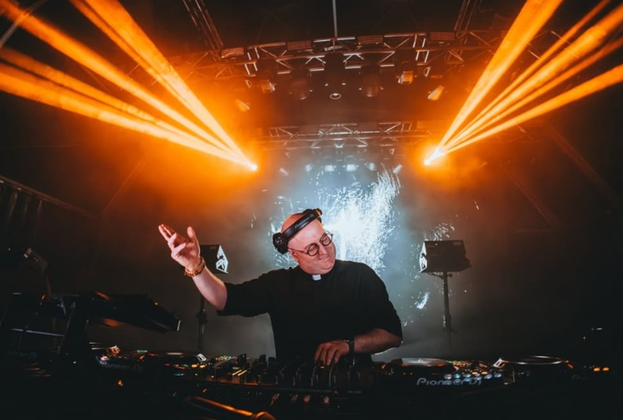 Padre Guilherme mezclando beats electrónicos con himnos religiosos.