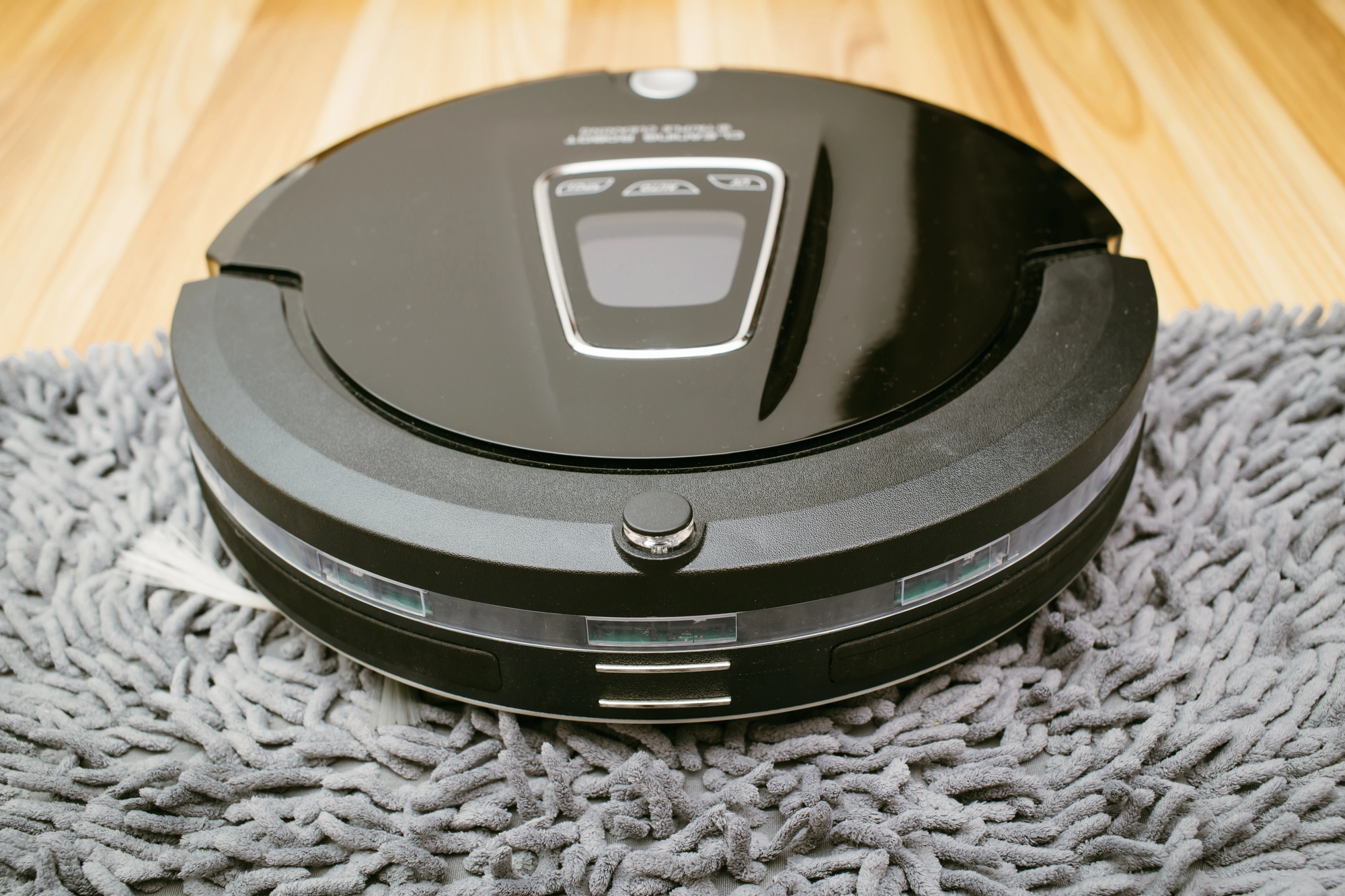 Vista de una aspiradora robot Roomba en operación dentro de una sala.
