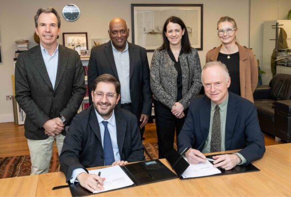 Cambridge e IE University se alían para formar emprendedores desde el bachillerato