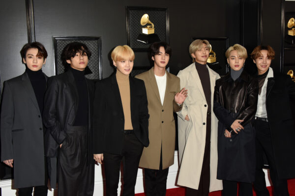 Falso integrante de BTS roba con IA miles de dólares a ARMY jubilada en Rusia