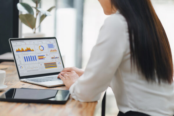 Cómo planear tu negocio para un año volátil: guía con OKRs, KPIs y gestión de riesgos