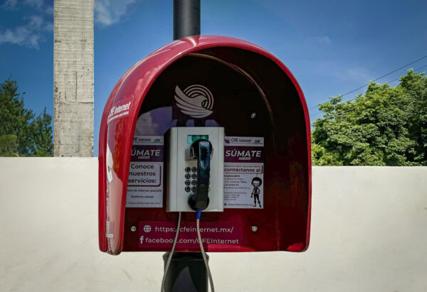 CFE instala teléfonos públicos en México con llamadas y WiFi gratis: así funcionan