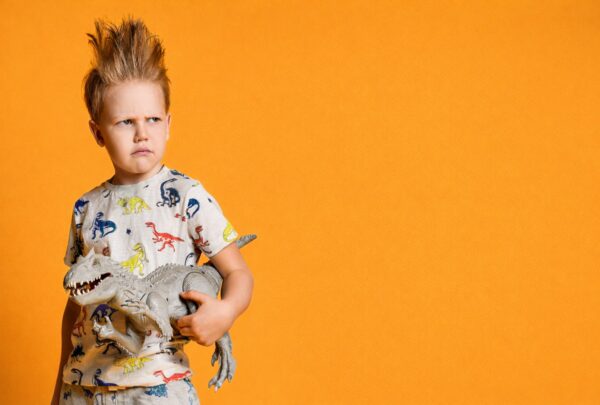 Niño de 9 años demanda a amigo por lesión con dinosaurio de juguete