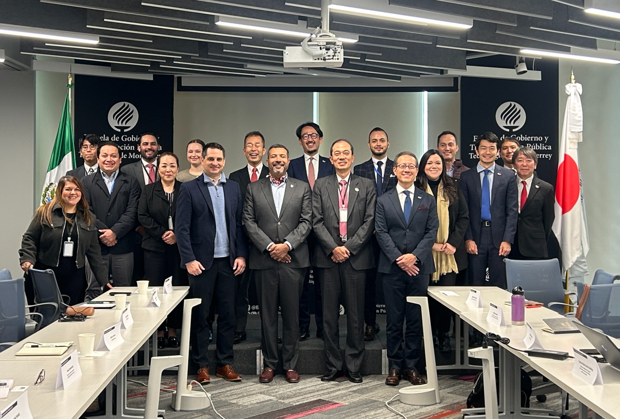 Firmantes del convenio entre el ITESM y Japón para el incMTY.
