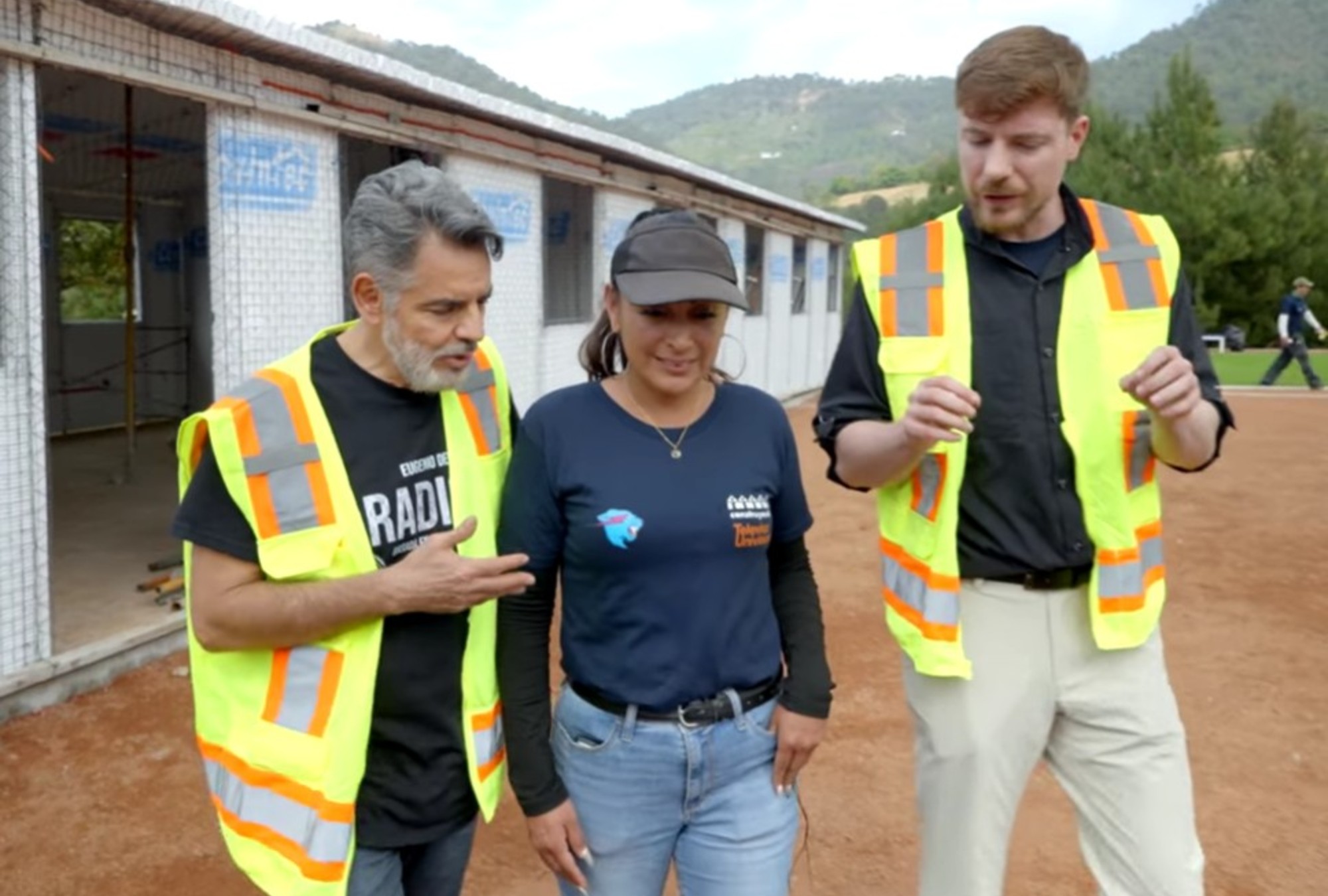 MrBeast y Eugenio Derbez durante la inauguración de la nueva escuela.