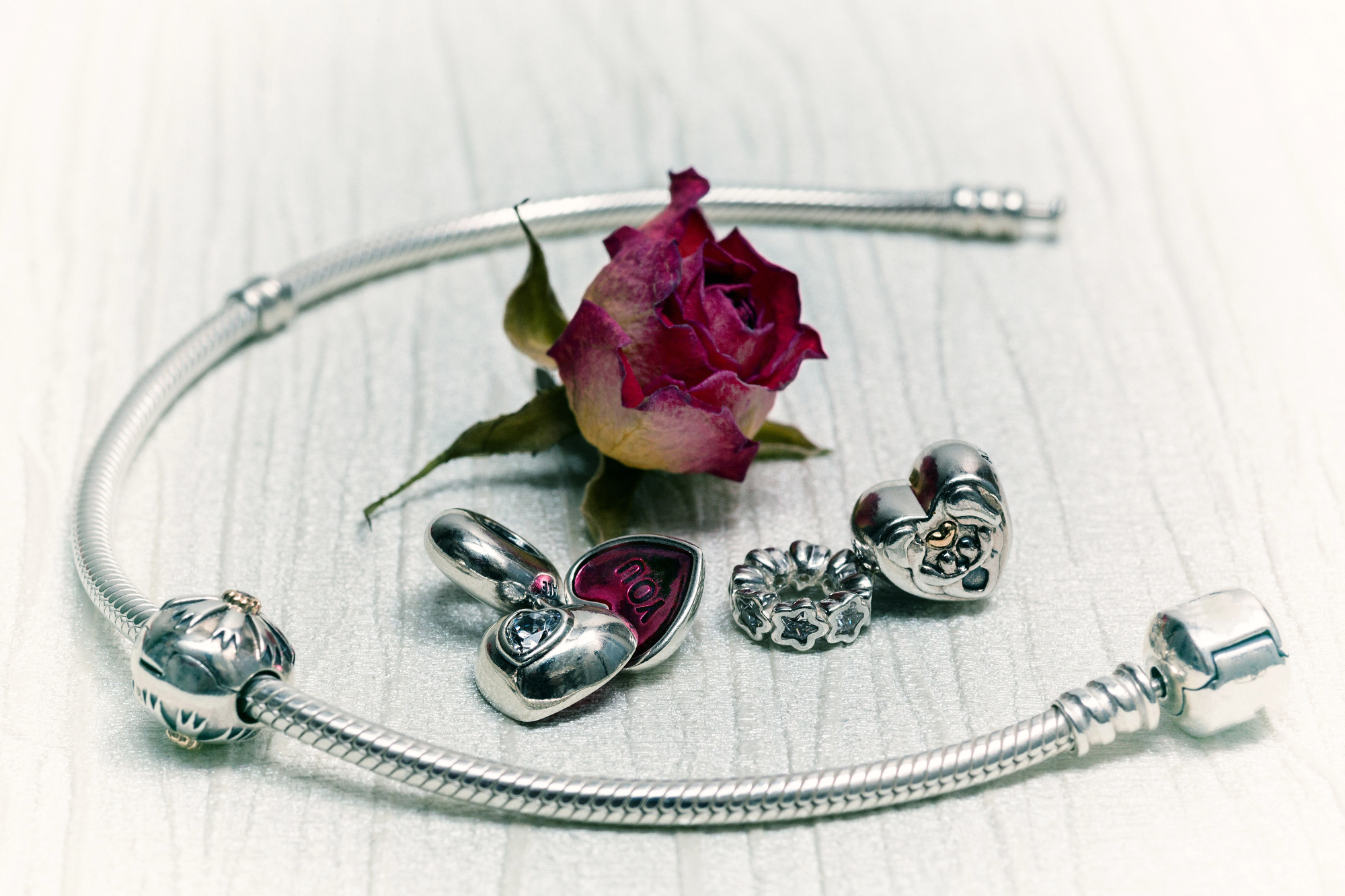 Pulseras y charms de Pandora fabricados tradicionalmente en plata.