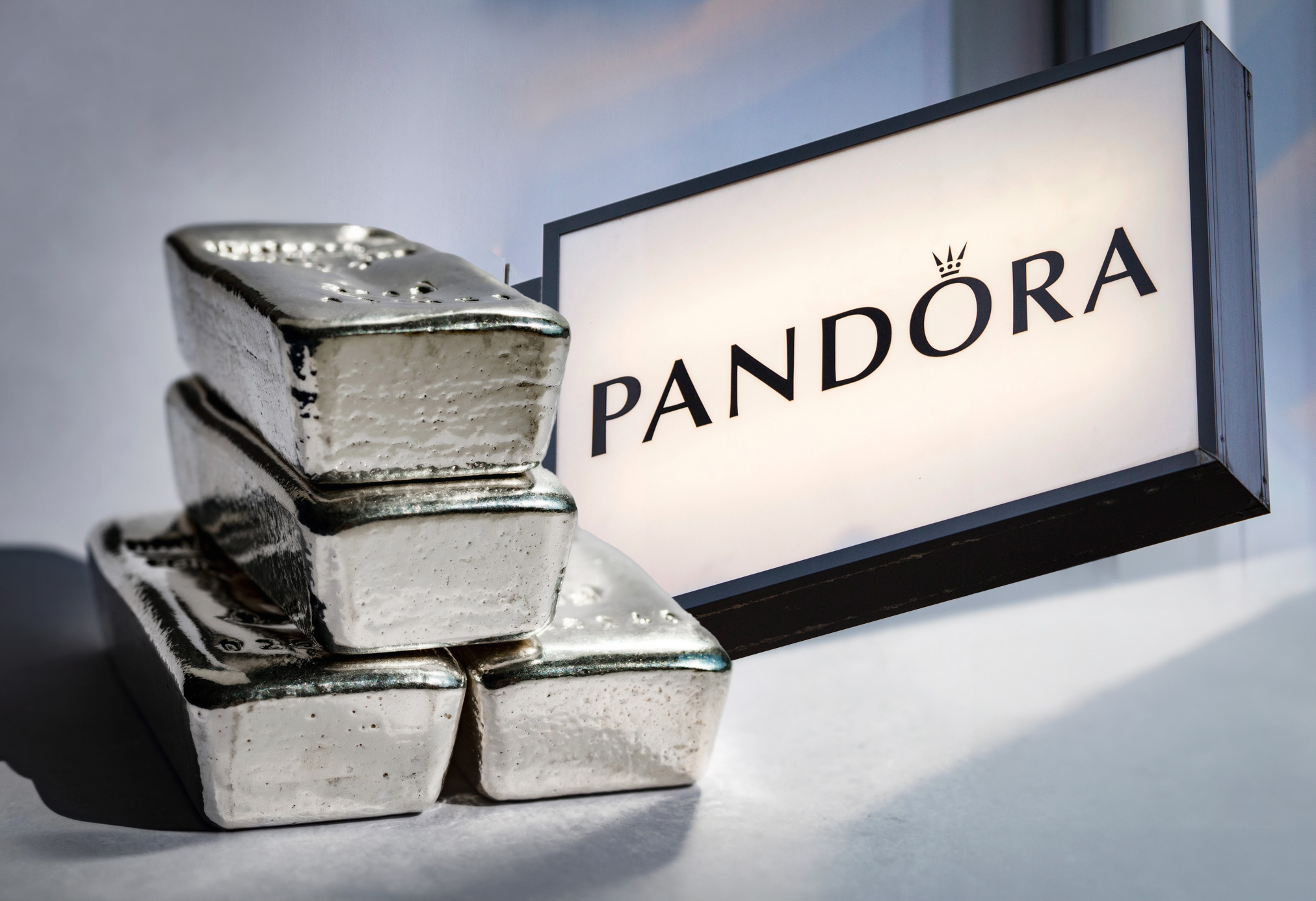 Pulseras y charms de Pandora fabricados tradicionalmente en plata.
