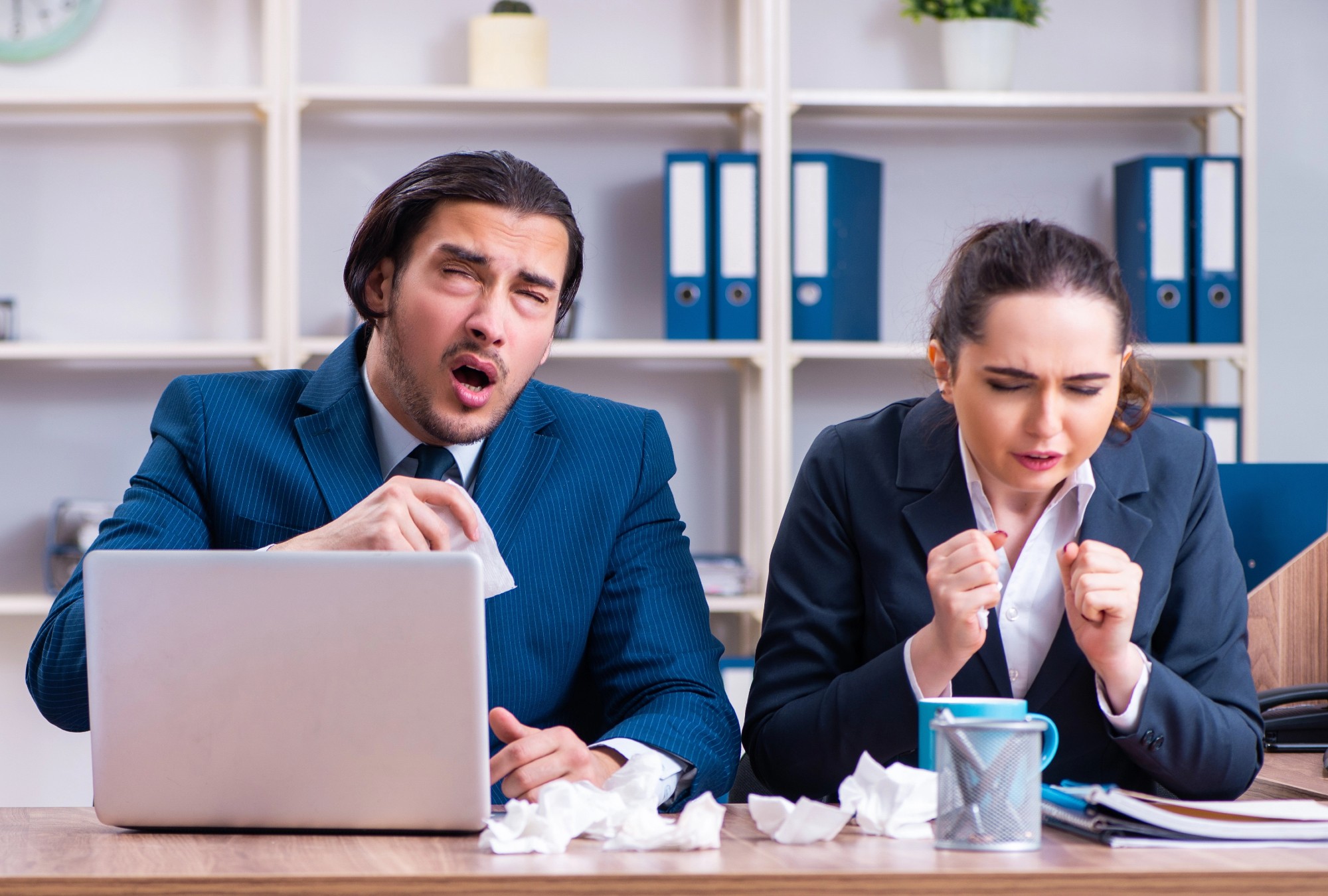 Cubrirse al toser no es suficiente si no se hace de la manera correcta.