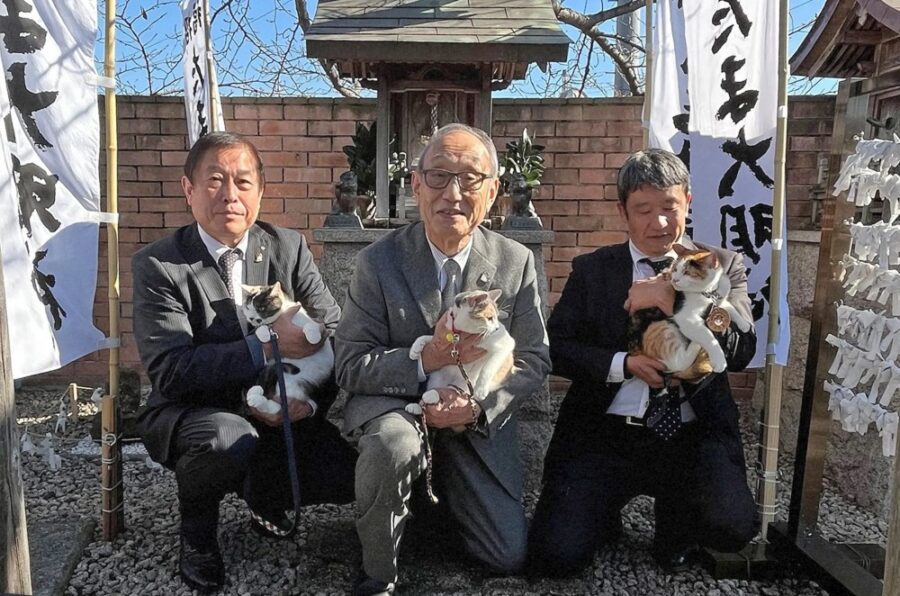 Yontama (izquierda) asume el papel de jefe de estación | Imagen: Wakayama Dentetsu