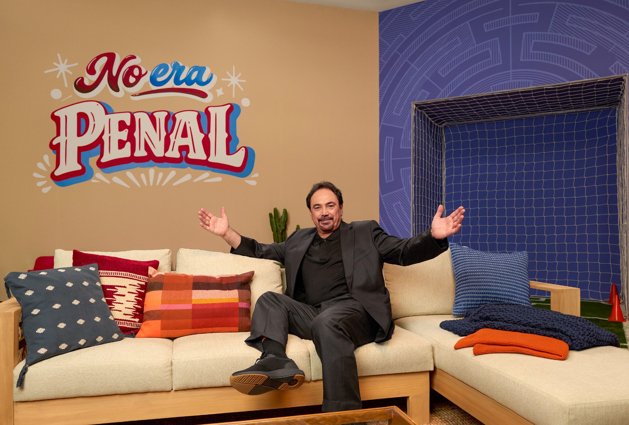¿Te imaginas dormir en el estadio? Airbnb lo hace posible con Hugo Sánchez.