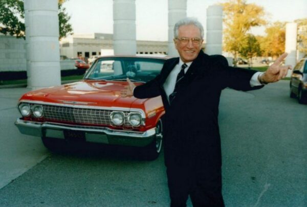 Lo despidieron por no saber vender: Luego rompió el Récord Guiness por vender 1495 autos en otra agencia