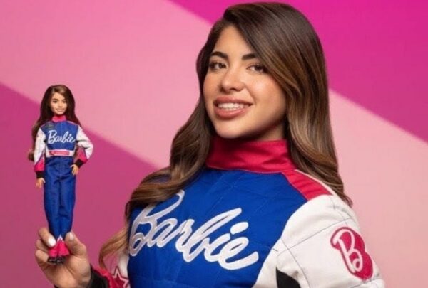 La piloto mexicana Regina Sirvent recibe su Barbie y hace historia en el automovilismo