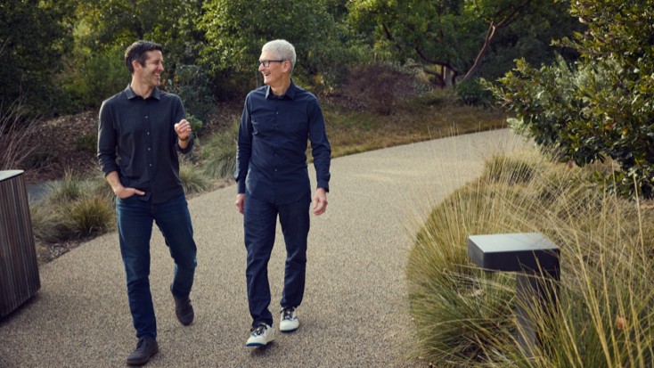 Tim Cook y John Ternus en Apple Park | Imagen: Apple