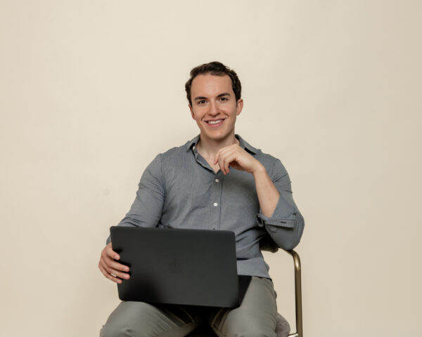 Rodrigo Camacho ayuda a más de 50,000 emprendedores latinos a iniciar y crecer sus agencias — y él mismo empezó sin dinero, sin clientes y viviendo en casa de sus padres
