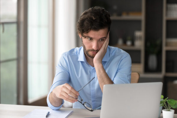 Jóvenes contra la IA: por qué algunos empleados están boicoteando su adopción