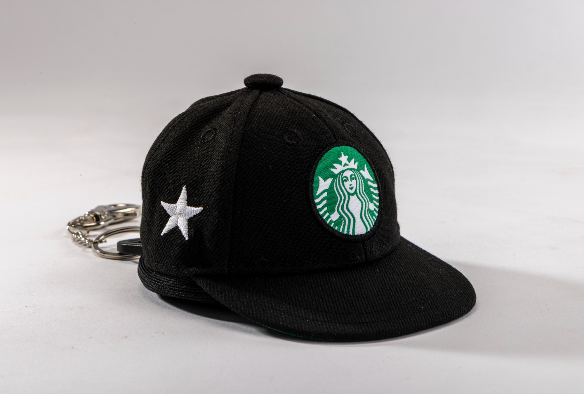 Las gorras reinterpretan el logo icónico de Starbucks.
