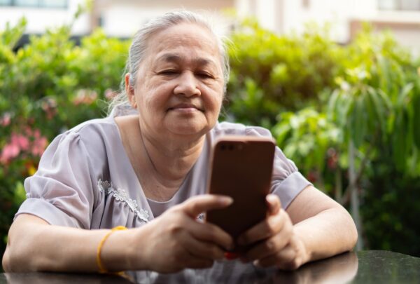 Una familia en China crea un clon con IA de su hijo fallecido para consolar a su madre