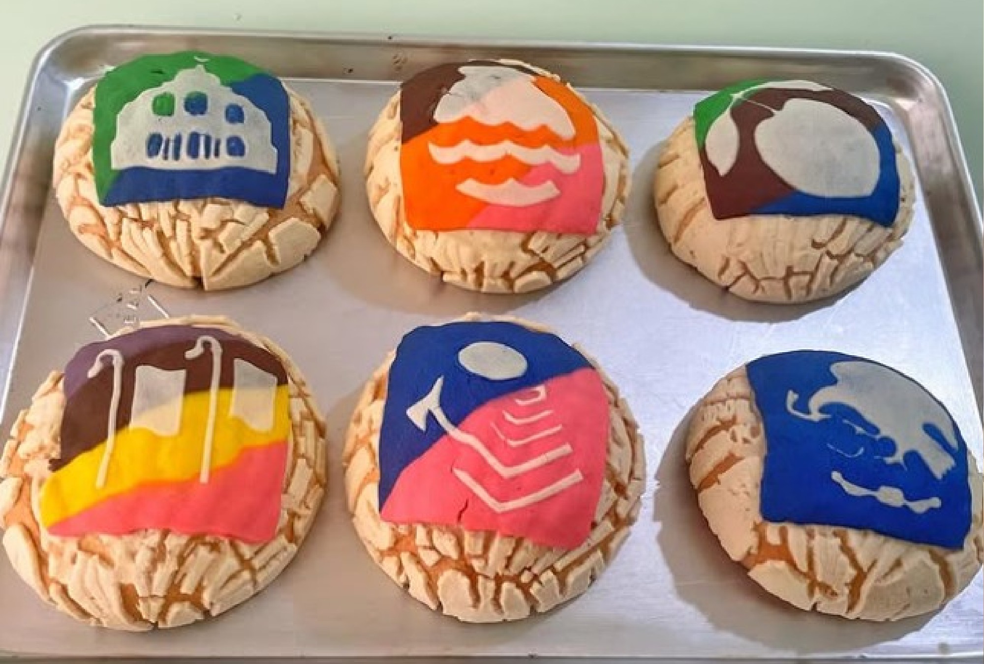 Las metroconchas reinterpretan la clásica concha con los colores del Metro de CDMX.