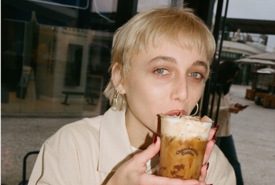 De creadora digital a empresaria global: Emma Chamberlain y el fenómeno de Chamberlain Coffee