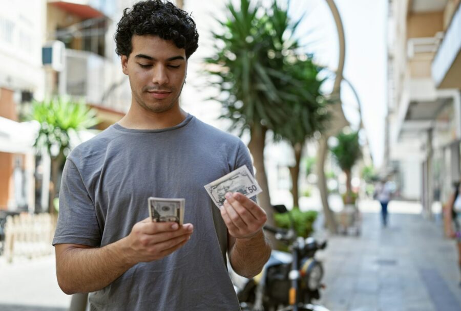 Por qué a los jóvenes les cuesta ahorrar: la respuesta está en el tiempo, no solo en el dinero