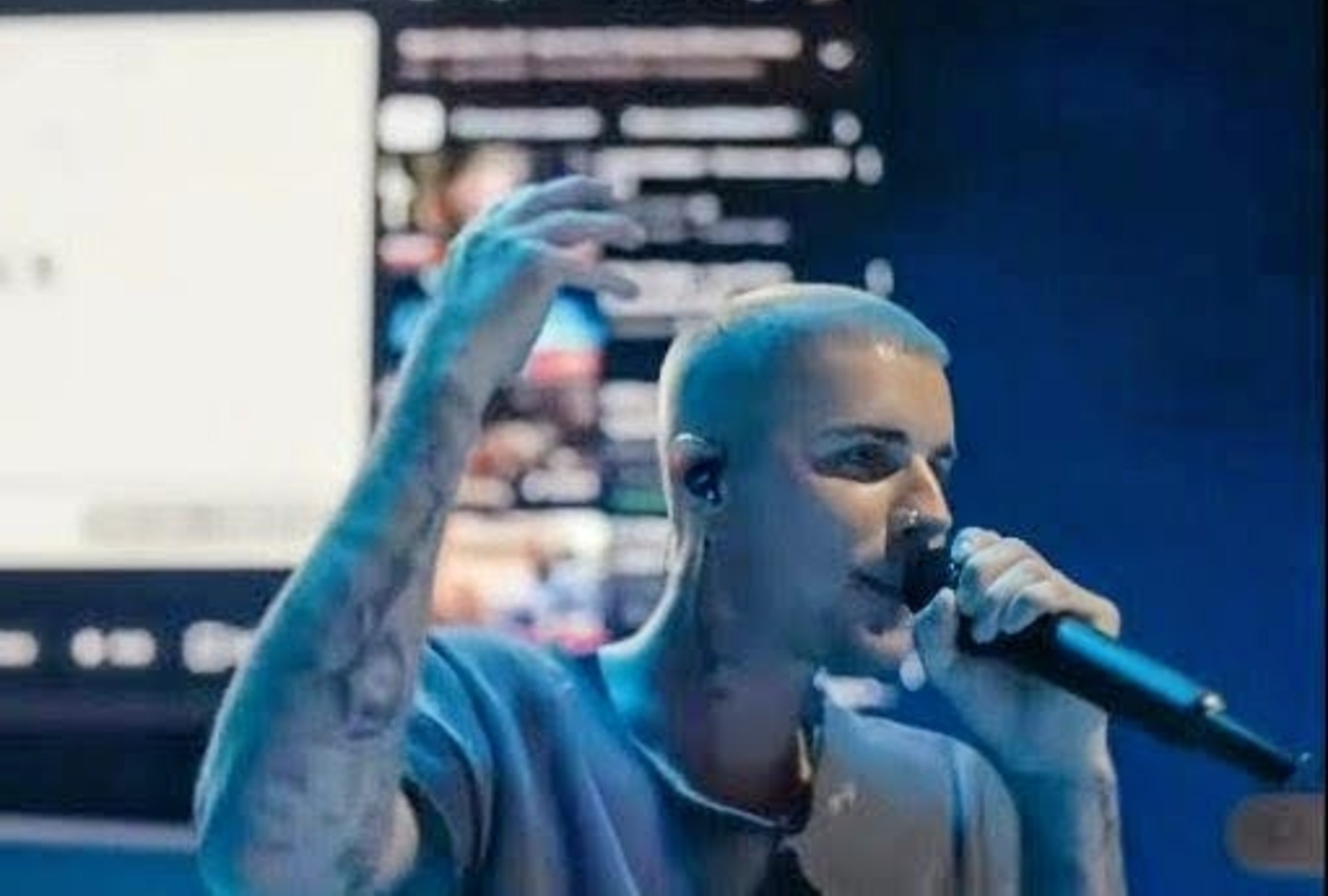 El cantante revisó videos de sus primeros años en YouTube durante su presentación en vivo.