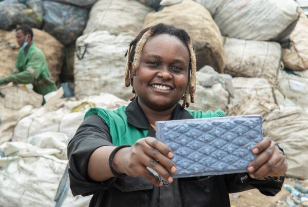 De botellas de champú a ladrillos: joven convierte plástico en material más fuerte que el concreto
