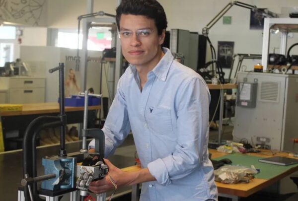 Ingeniero veracruzano en el MIT logra mover músculos con luz