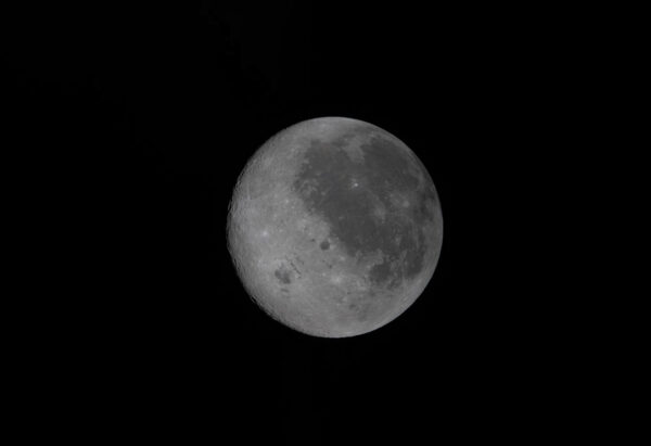 La NASA revela la primera imagen de la cara oculta de la Luna tomada por Artemis II