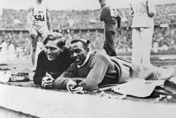 El atleta alemán que hizo enojar a Hitler por ayudar a su competidor Jesse Owens